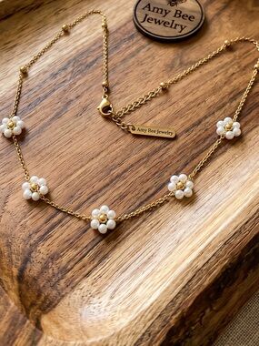 18k Gold Plated Pearl Daisy Multi Flower choker/short  necklace. New.